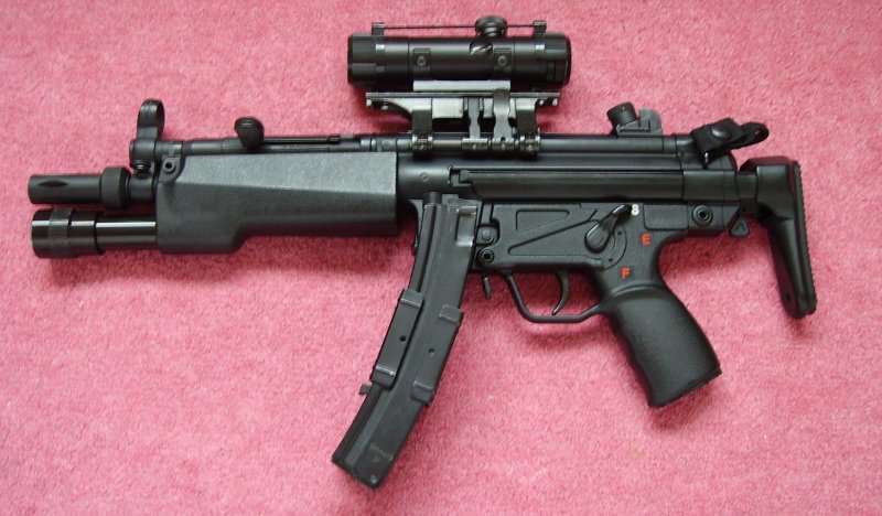 HK MP5A3 & iilluminated fore grip.jpg