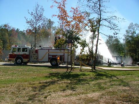 A picture of Ladder 14 at a structure fire in December 07