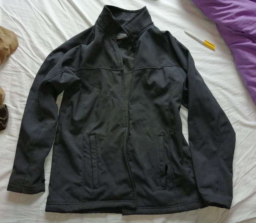 Regatta Softshell Jacket - L - £10.jpg